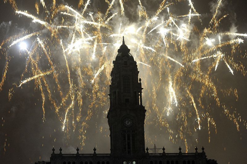 Fuegos artificiales iluminan el cielo en Oporto (Portugal) drante las celebraciones de Año Nuevo