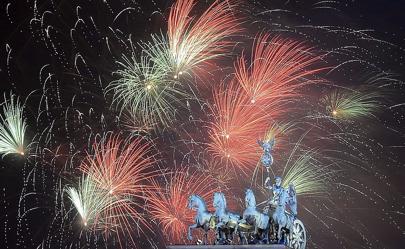 Fuegos artificiales iluminan la Puerta de Brandenburgo en Berlín (Alemania) al llegar 2014