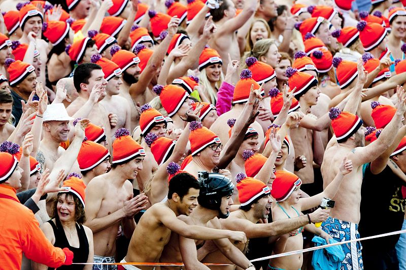 Holandeses vestidos con bañadores y gorros de lana naranja aguardan la señal de salida para darse el tradicional baño de Año Nuevo en Scheveningen