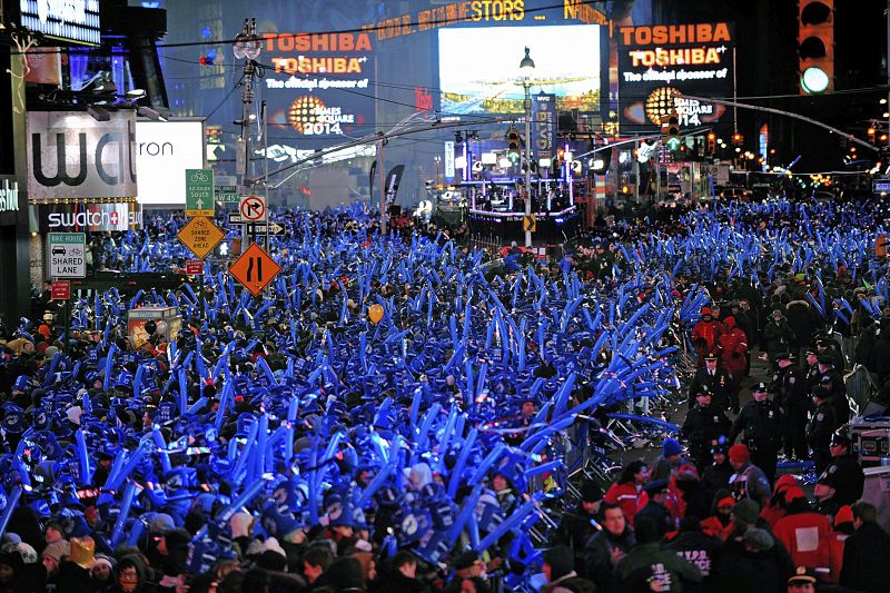 Una multitud asiste al concierto de Año Nuevo de Times Square en Nueva York (Estados Unidos)