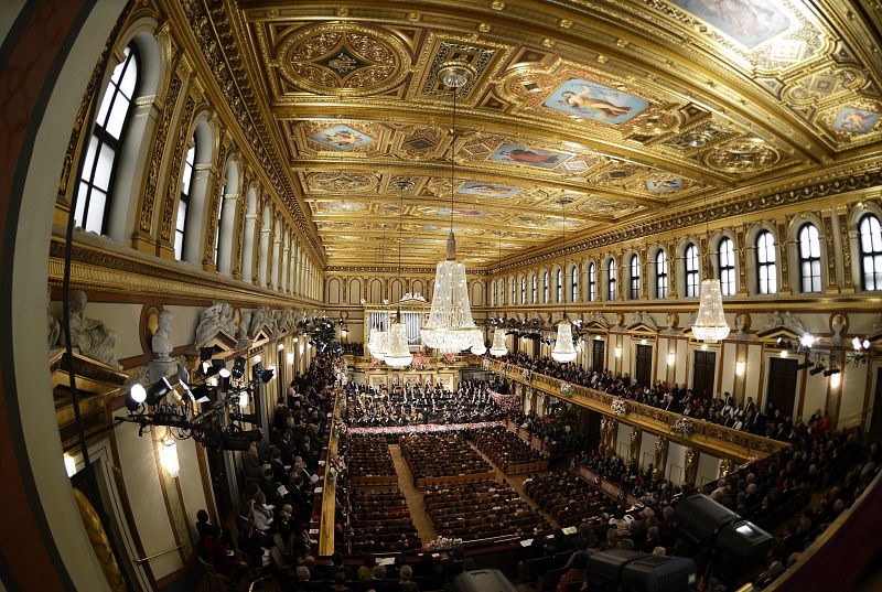 Una vista general del interior del Musikverein durante el tradicional concierto de Año Nuevo que ofreció el argentino-israelí Daniel Baremboim junto a la Orquesta Filarmónica de Viena, en Austria