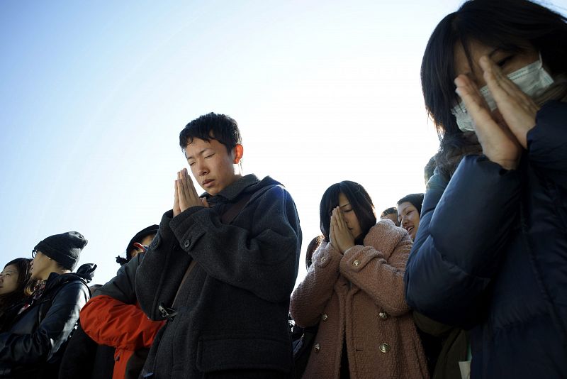 Una multitud reza en el templo Meiji Shrine en Tokio