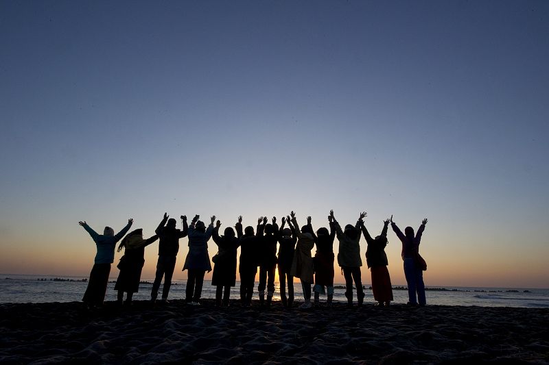 Un grupo de personas observa el primer amanecer del año en la playa en Isumi (Japón)