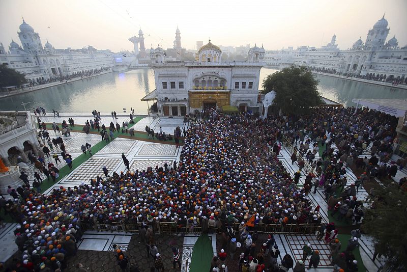 Una multitud espera su turno para rezar en el Templo Dorado de Amritsar