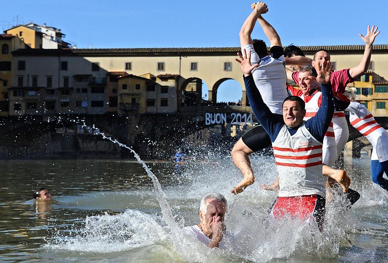 Remeros de la ciudad de Florencia se zambullen en las aguas del río Arno para celebrar el Año Nuevo