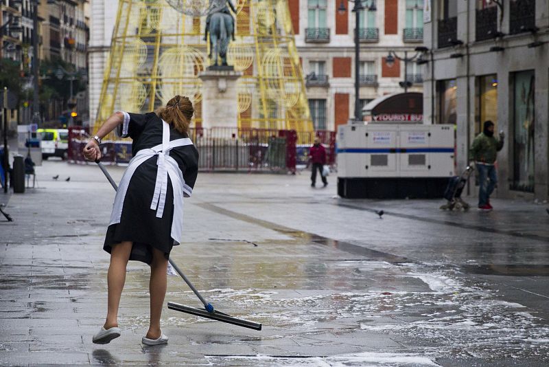 Limpiando los restos de la fiesta de Año Nuevo en Madrid