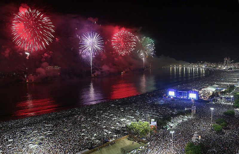 Centenares de miles de personas han celebrado la llegada del 2014 en la playa de Copacabana