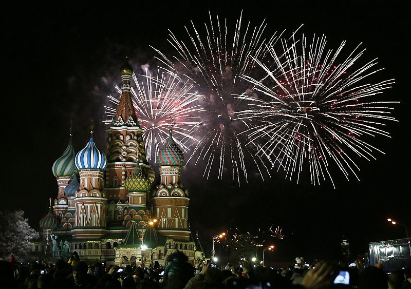 Miles de personas se han reunido para mirar los fuegos pirotécnicos y celebrar el Año Nuevo en la Plaza Roja de Moscú (Rusia)