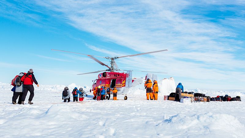 El primer grupo de pasajeros y tripulantes del Akademik Shokalskiy se dispone a subir al helicóptero que les sacará del hielo antártico donde han estado atrapados ocho días.