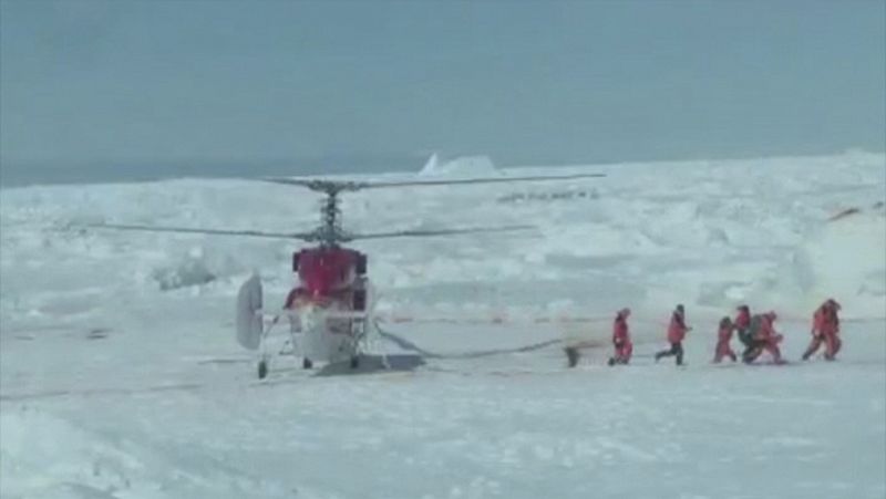 Los miembros del equipo de rescate se dirigen al Akademik Shokalskiy para el rescate.