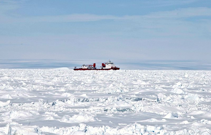 El rompehielos chino Xue Long es el buque del que ha partido el helicóptero de rescate llevará a los 52 pasajeros rescatados del barco ruso Akademik Shokalskiy, atrapado en el hielo.