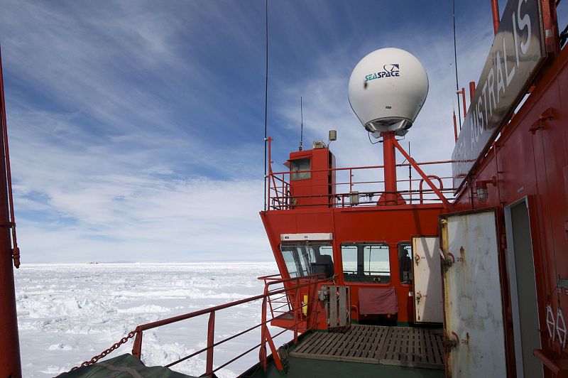 Imagen del rompehielos chino Xue Long (Dragón de Nieve), visto desde el barco australiano Aurora Australis, al que se ha llevado a los pasajeros.