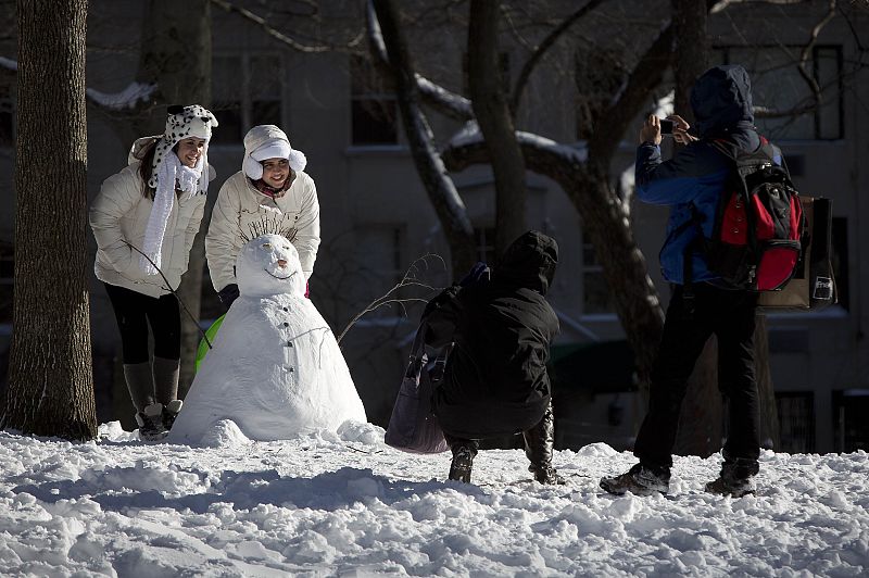 Unos jóvenes hacen un muñeco de nieve en Central Park
