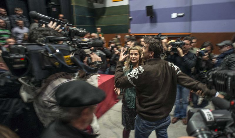 El periodista de Intereconomía Cake Minuesa (d) es desalojado por increpar a los convocantes para que pidan perdón a las víctimas de ETA.