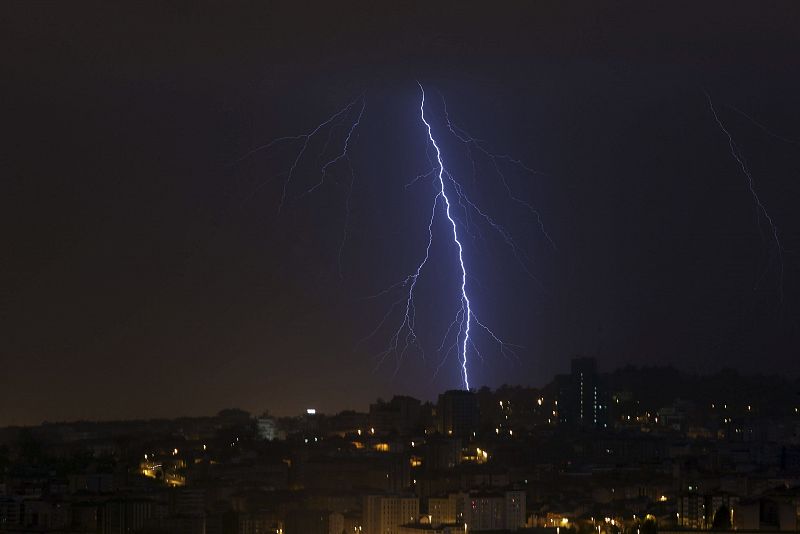 Imagen de la tormenta eléctrica que está cayendo desde las 00:00 horas en el sur de la provincia de Pontevedra.