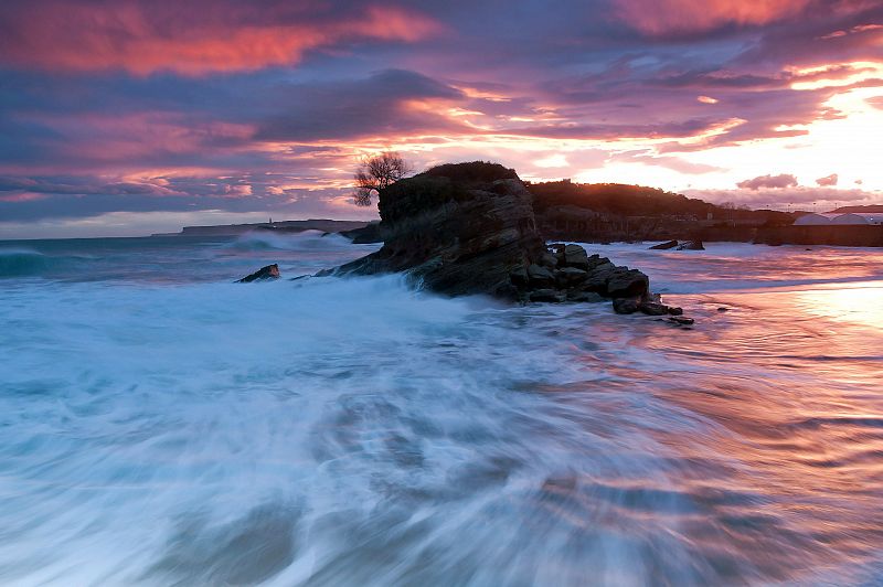 Amanecer en la playa del Camello de Santander con un fuerte temporal de mar.