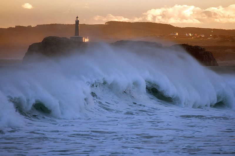 El temporal marítimo que azota el Cantábrico ha obligado a cancelar las rutas del ferry que une Santander con Inglaterra de esta semana.