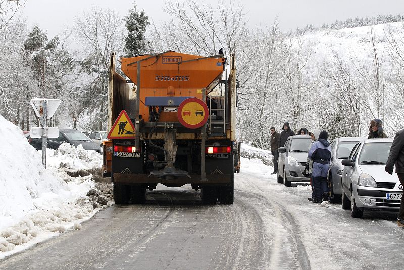 Aspecto que presentaba la carretera que une el pueblo de Piedrafitacon O Cebreiro y Triacastela, en Lugo, que ha sido cortada al tráfico pesado.