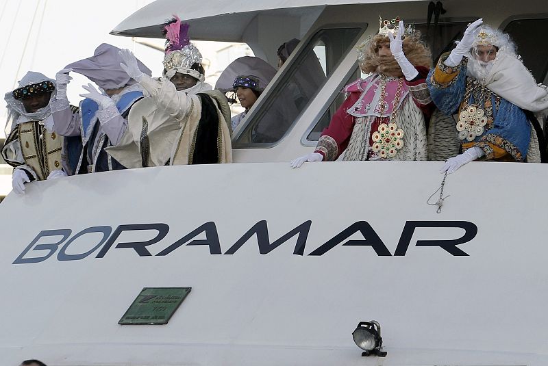 Sus Majestades los Reyes de Oriente, Melchor, Gaspar y Baltasar, han llegado al puerto de Valencia donde saludarán a los cientos de niños que se acercan a recibirlos.