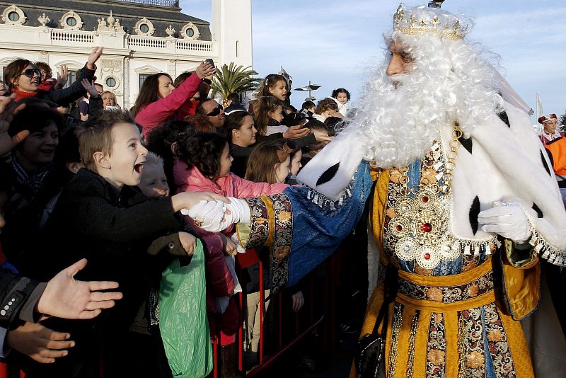 Gaspar saluda a los niños en el puerto de Valencia.