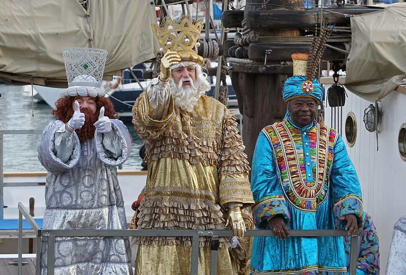 Los Reyes Magos llegan al Moll de la Fusta de Barcelona para atender las peticiones de los niños.