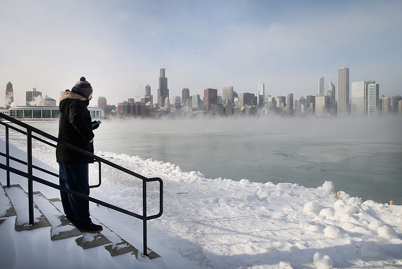La niebla cubre el lago Michigan, congelado por las bajas temperaturas, con los rascacielos de Chicago imperturbables.