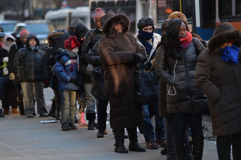 La gente espera aterida de frío el autobús en el East Side de Manhattan.