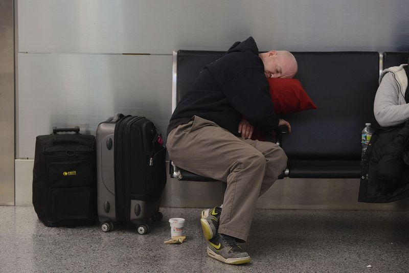 Para muchos pasajeros volar a su destino se ha convertido estos días en una pesadilla.