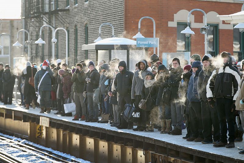 Ciudadanos de Chicago esperan el tren con temperaturas que han llegado a los 50 grados bajo cero.