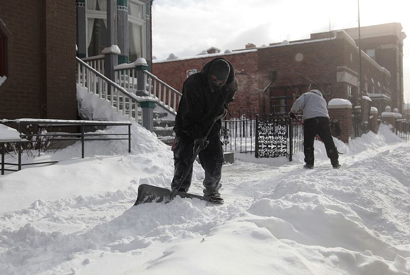 Las calles de Detroit, donde se han registrado hasta 21 grados bajo cero, han amanecido totalmente cubiertas por la nieve.