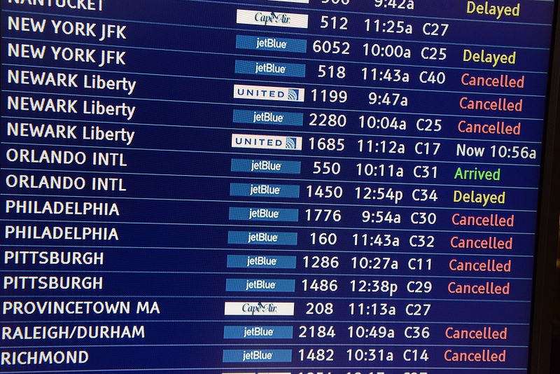 Las pantallas del aeropuerto Logan de Boston muestran los vuelos cancelados o retrasados por la ola de frío.