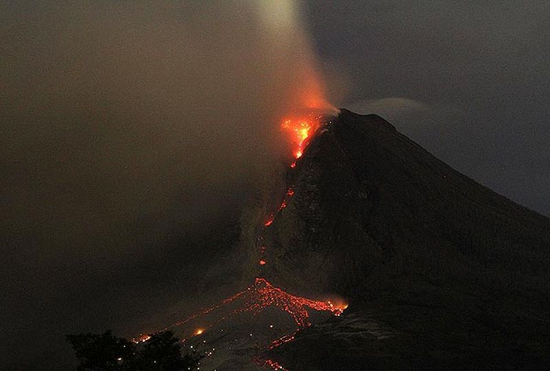 Río de lava en el monte Sinabung, el 6 de enero