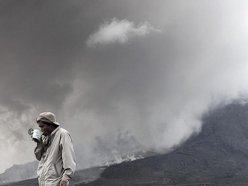 Las nubes de material caliente expulsado por el volcán han llegado a 4.5km de distancia y afectan a zonas residenciales
