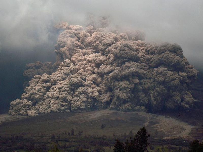 El volcán Sinabung, en el norte de Sumatra (Indonesia), lleva cuatro meses arrojando ceniza