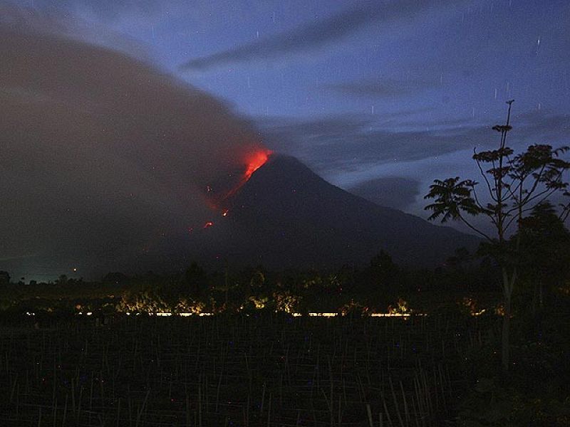 La montaña, de 2.460 metros de altitud, ha estado durmiendo durante siglos hasta que despertó en 2010