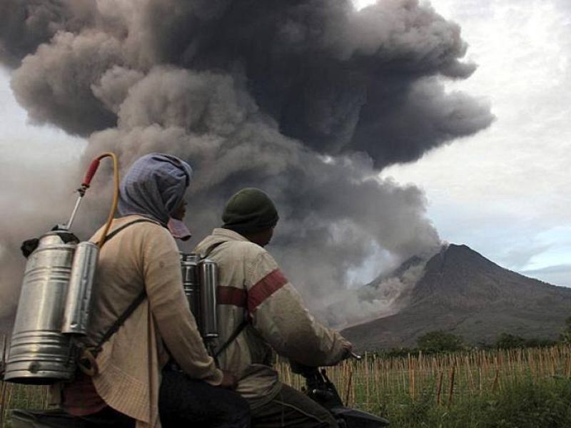 La columna de cenizas, polvo y piedras se eleva hasta los cinco kilómetros de altura sobre el cono del volcán