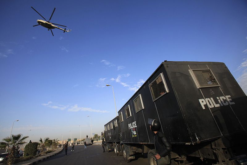 Un helicóptero militar sobrevuela la Academia Militar de El Cairo, donde se celebra el juicio