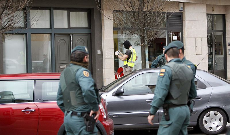 LA GUARDIA CIVIL REGISTRA UN DESPACHO DE ABOGADOS DE HERNANI (GIPUZKOA)