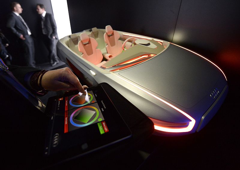 Un hombre controla el diseño de luces de un modelo de auto Audi