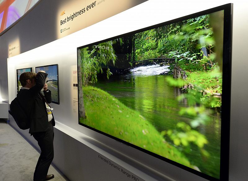 Un asistente toma una fotografía de un televisor Sony 4K LED de 85 pulgadas con X-tended Dynamic Range Pro