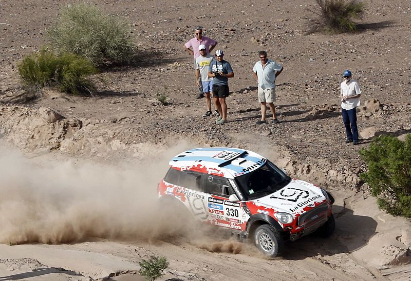 Argentina's Villagra drives his Mini during the fourth stage of the Dakar Rally 2014 from San Juan to Chilecito