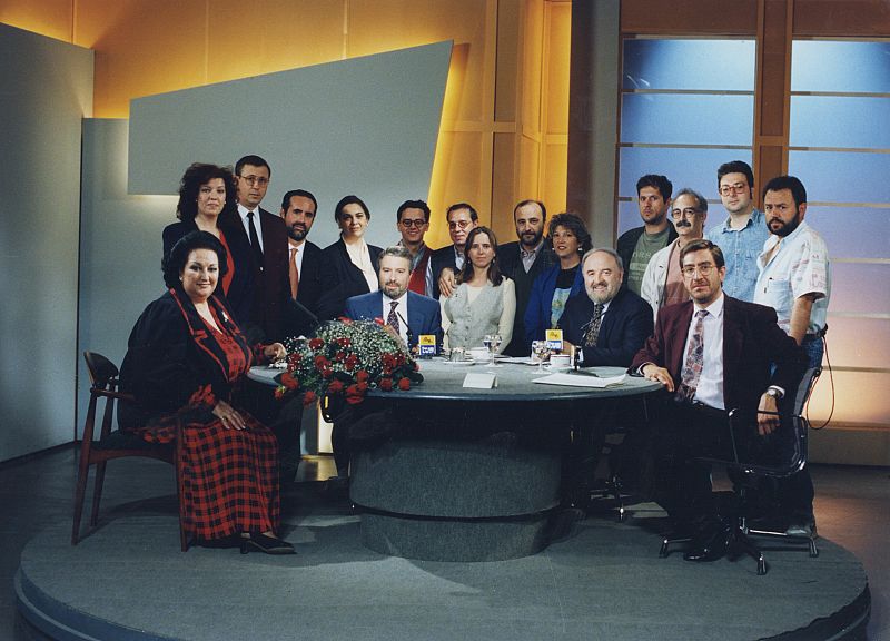 Foto de equipo de la primera etapa de 'Los Desayunos de TVE' junto a Montserrat Caballé