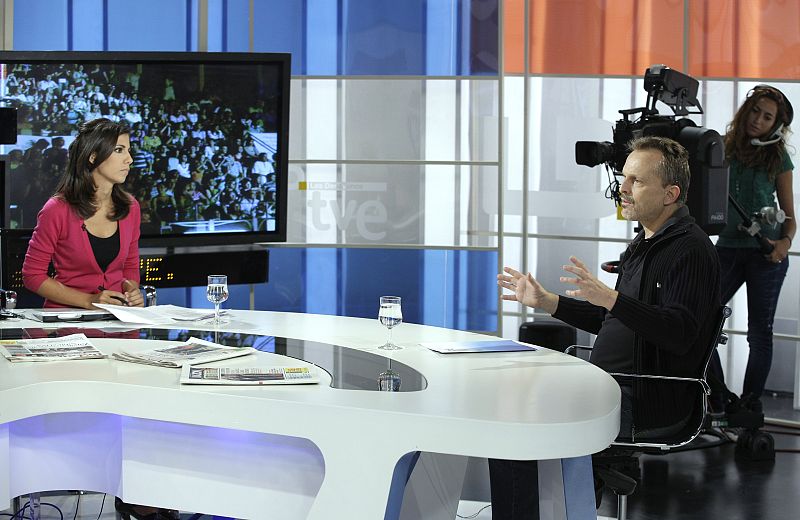 Miguel Bosé con Ana Pastor durante su entrevista