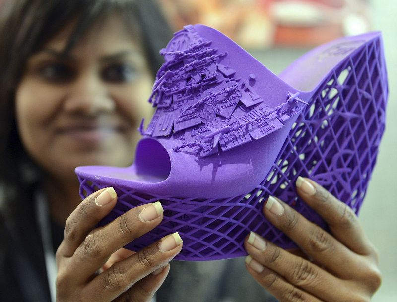 Una azafata muestra un zueco fabricado con una impresora en 3D