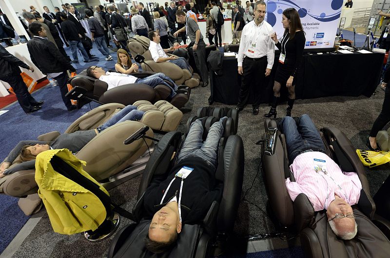 Asistentes a la feria CES prueban la silla de masajes Infinity