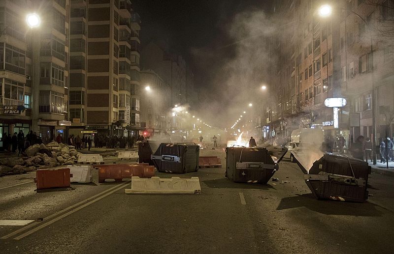 Cientos de vecinos han participado en una protesta en el barrio de Gamonal, en Burgos, contra la conversión de la calle Vitoria en bulevar.