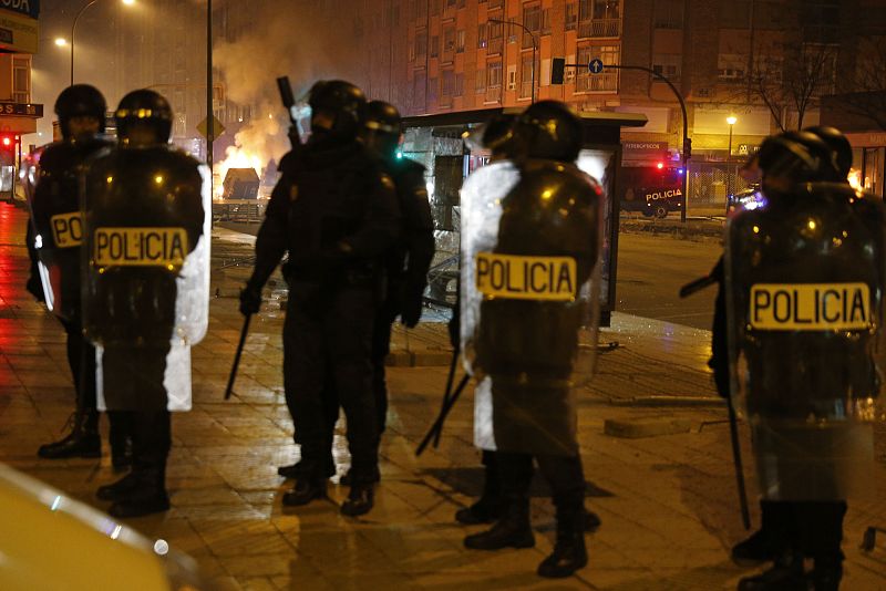 Miembros de la policía antidisturbios mantienen la posición durante los disturbios ocurridos como protesta contra la conversión de la calle Vitoria en bulevar en Burgos