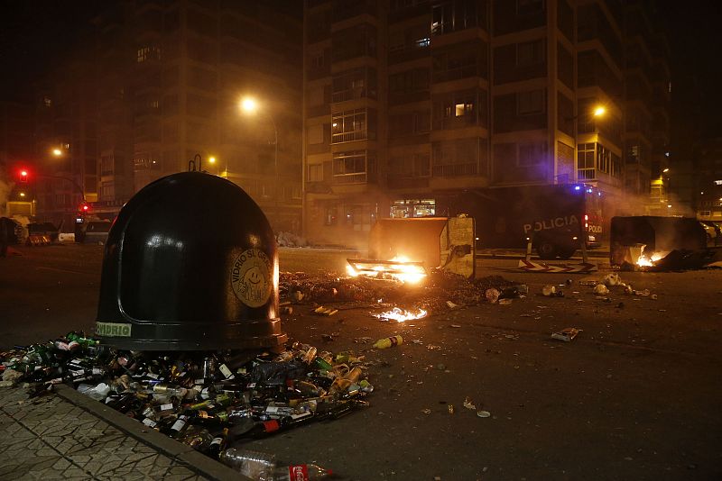 Varios contenedores han sido quemados y destrozados durante las protestas contra la conversión de la calle Vitoria, de Burgos, en un bulevar.