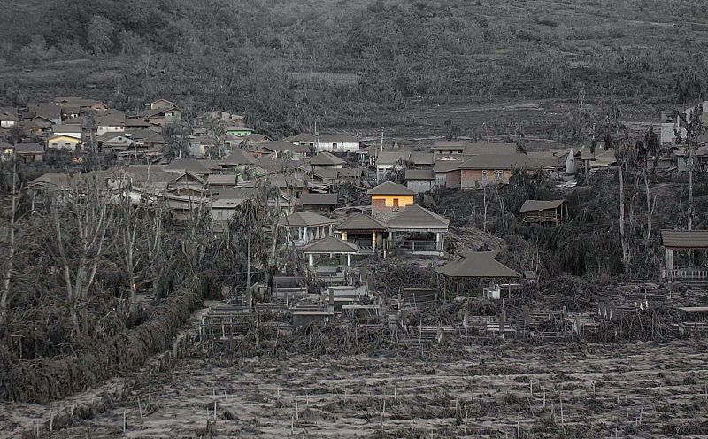 Las casas de la población de SIgaranggarang, en la provincia de Sumatra del Norte, completamente cubiertas de ceniza por la erupción del volcán Sinabung