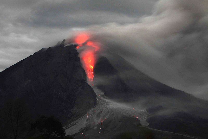 El volcán Sinabung ha entrado en erupción en varias ocasiones en los primeros días de enero de 2014